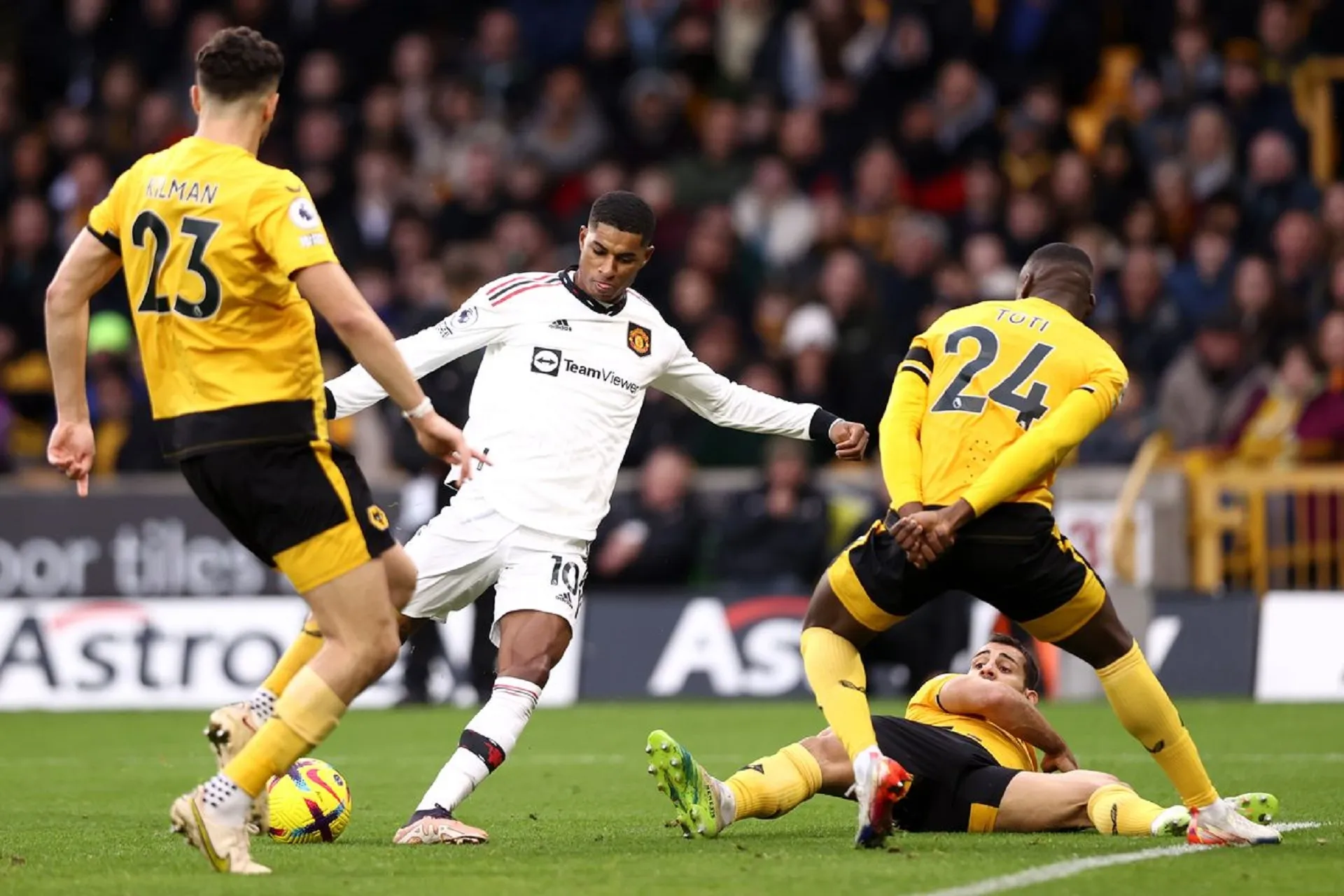 Rashford steps off the bench to earn Man United win at Wolves