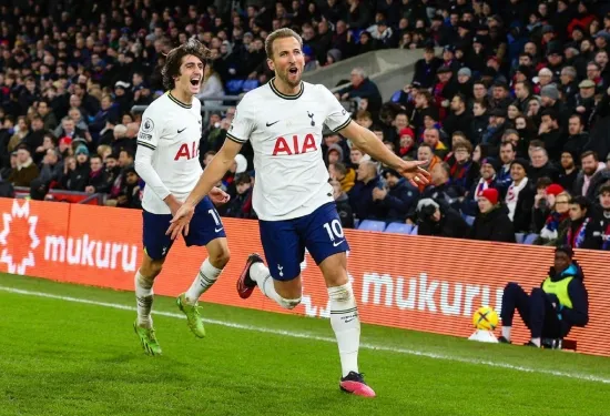 Kane brace catapults Tottenham to 4-0 win at Crystal Palace