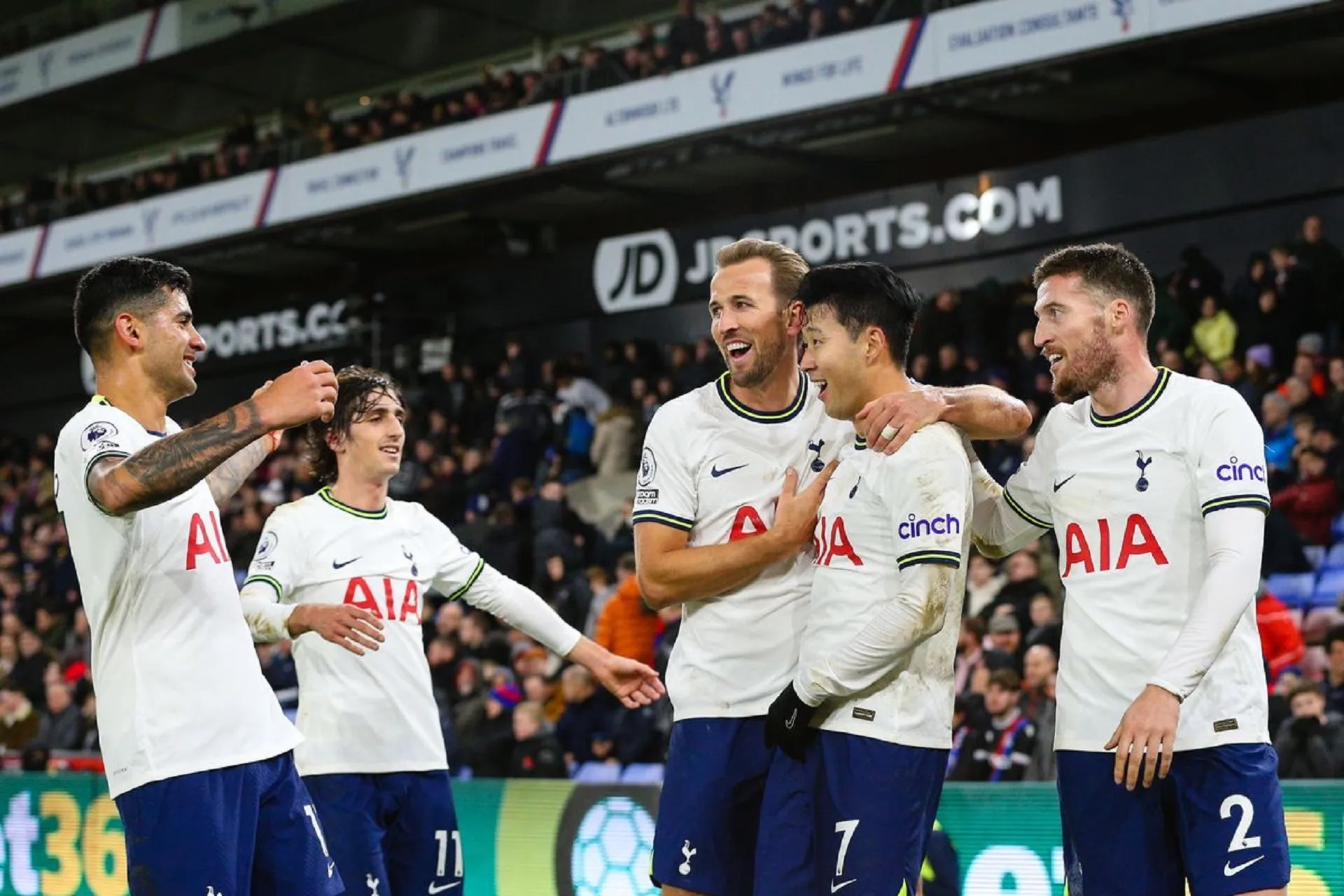 Kane closes in on Greaves record, Forest move out of bottom three