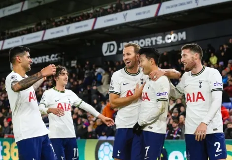 Kane closes in on Greaves record, Forest move out of bottom three