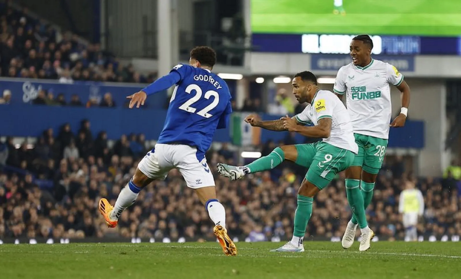 Superb Newcastle thump woeful Everton 4-1 in Goodison romp