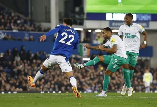 Superb Newcastle thump woeful Everton 4-1 in Goodison romp