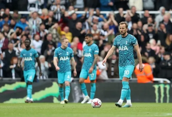 Rampant Newcastle hit Tottenham for six to go third