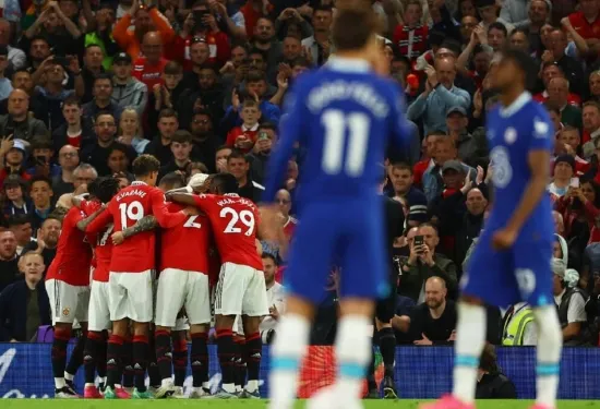 Manchester United back in Champions League with 4-1 rout of Chelsea