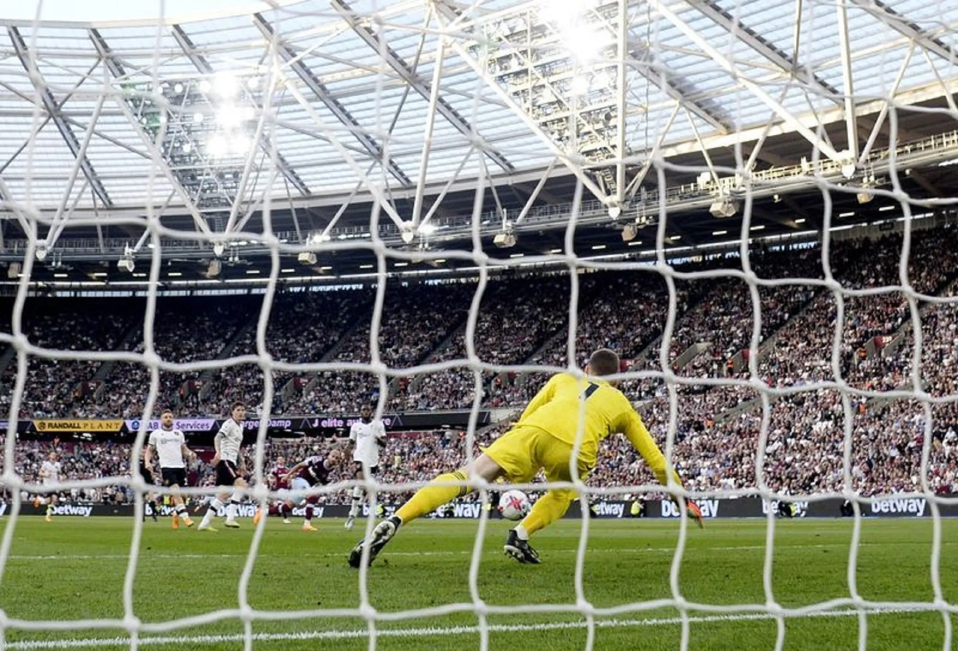 De Gea error gifts West Ham 1-0 win over Manchester United