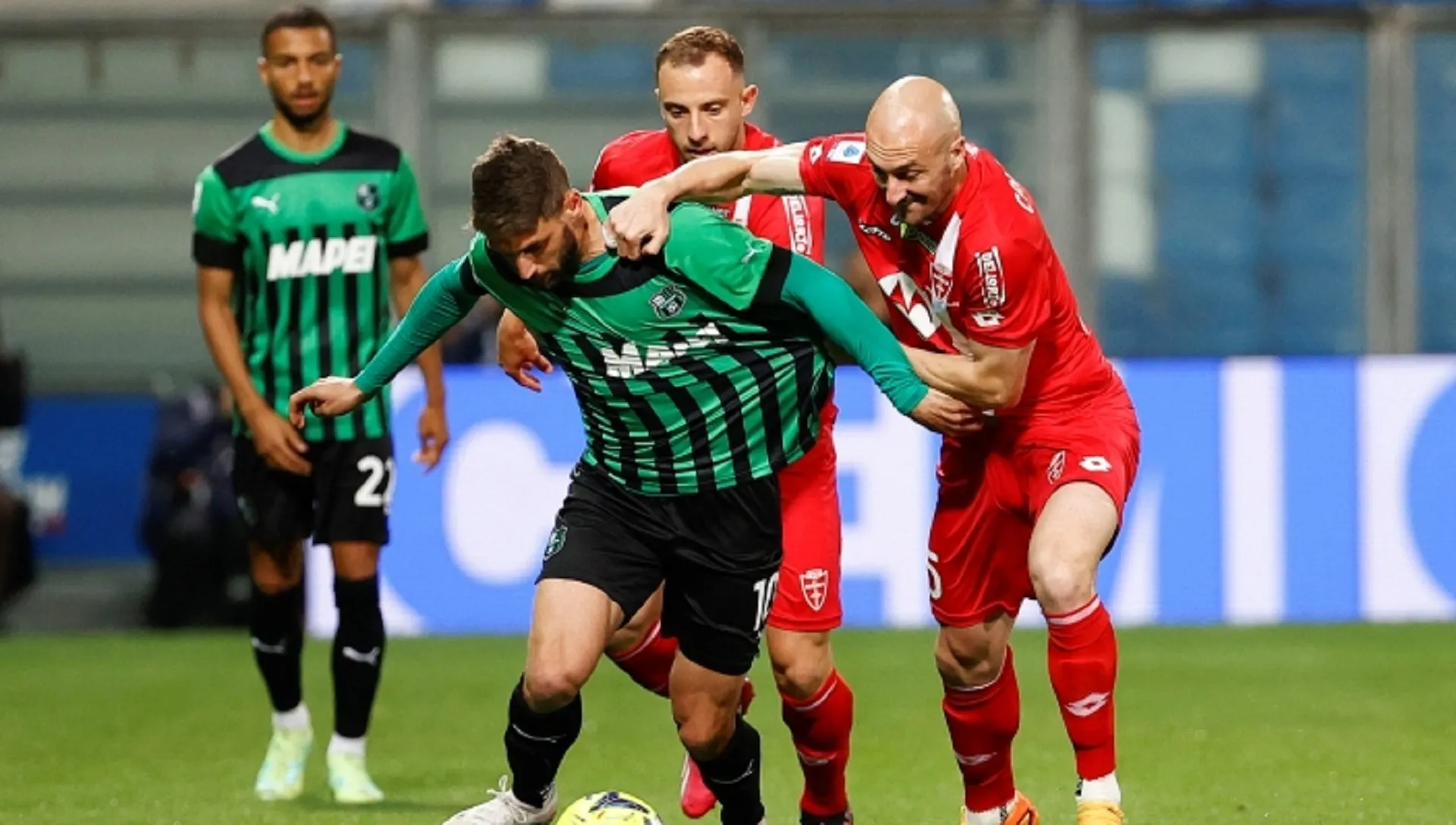 Monza earn victory after late goal punishes 10-man Sassuolo