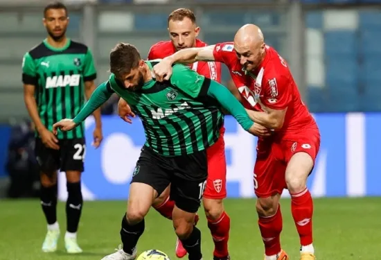 Monza earn victory after late goal punishes 10-man Sassuolo