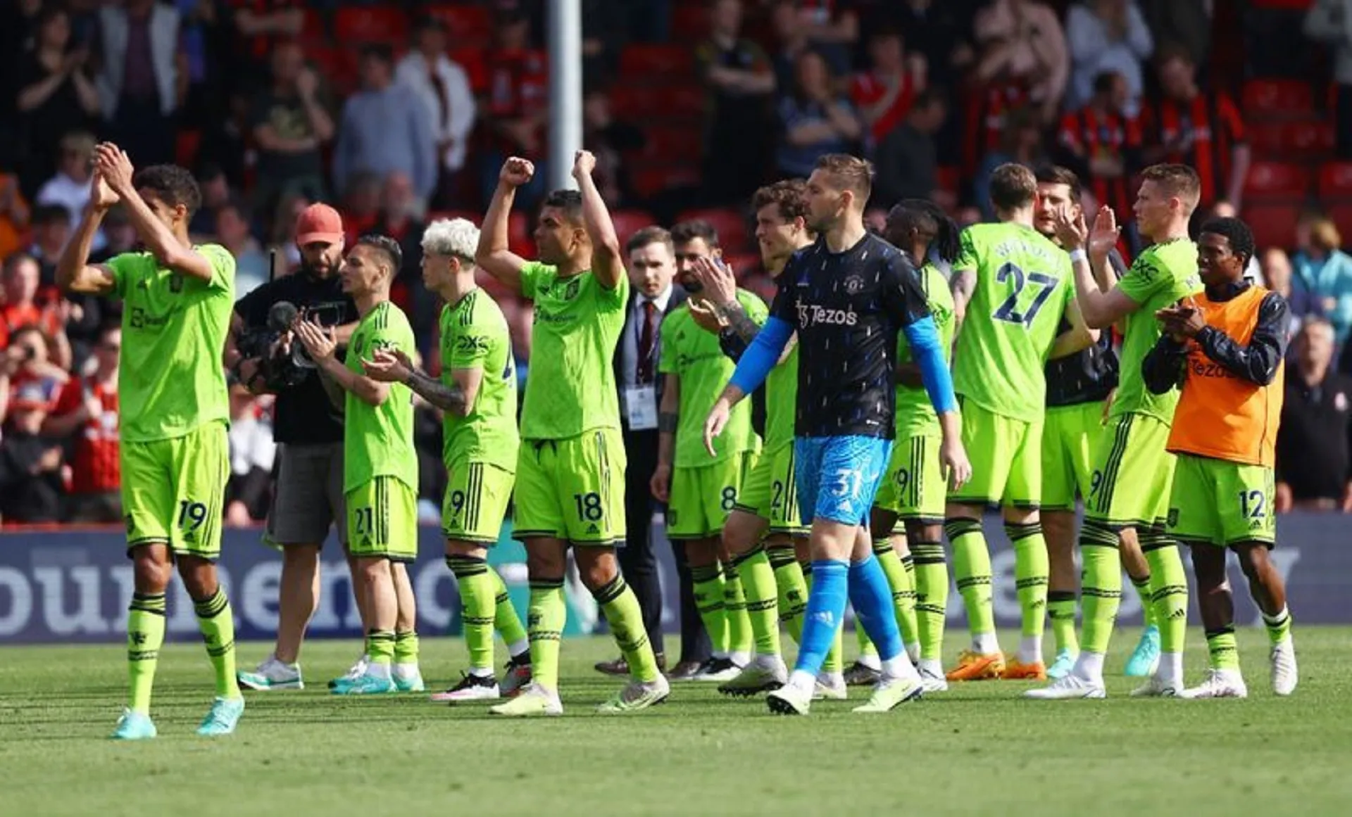 Man United beat Bournemouth to close on Champions League