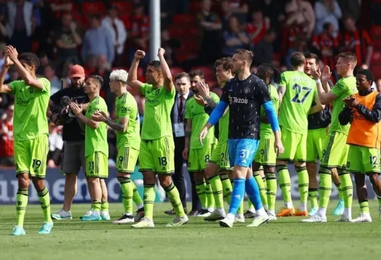 Man United beat Bournemouth to close on Champions League