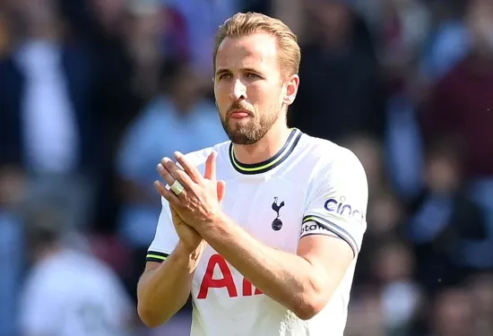 Bayern Munich submit £60m Harry Kane transfer bid as Bundesliga champions aim to beat Man Utd in race for Tottenham star