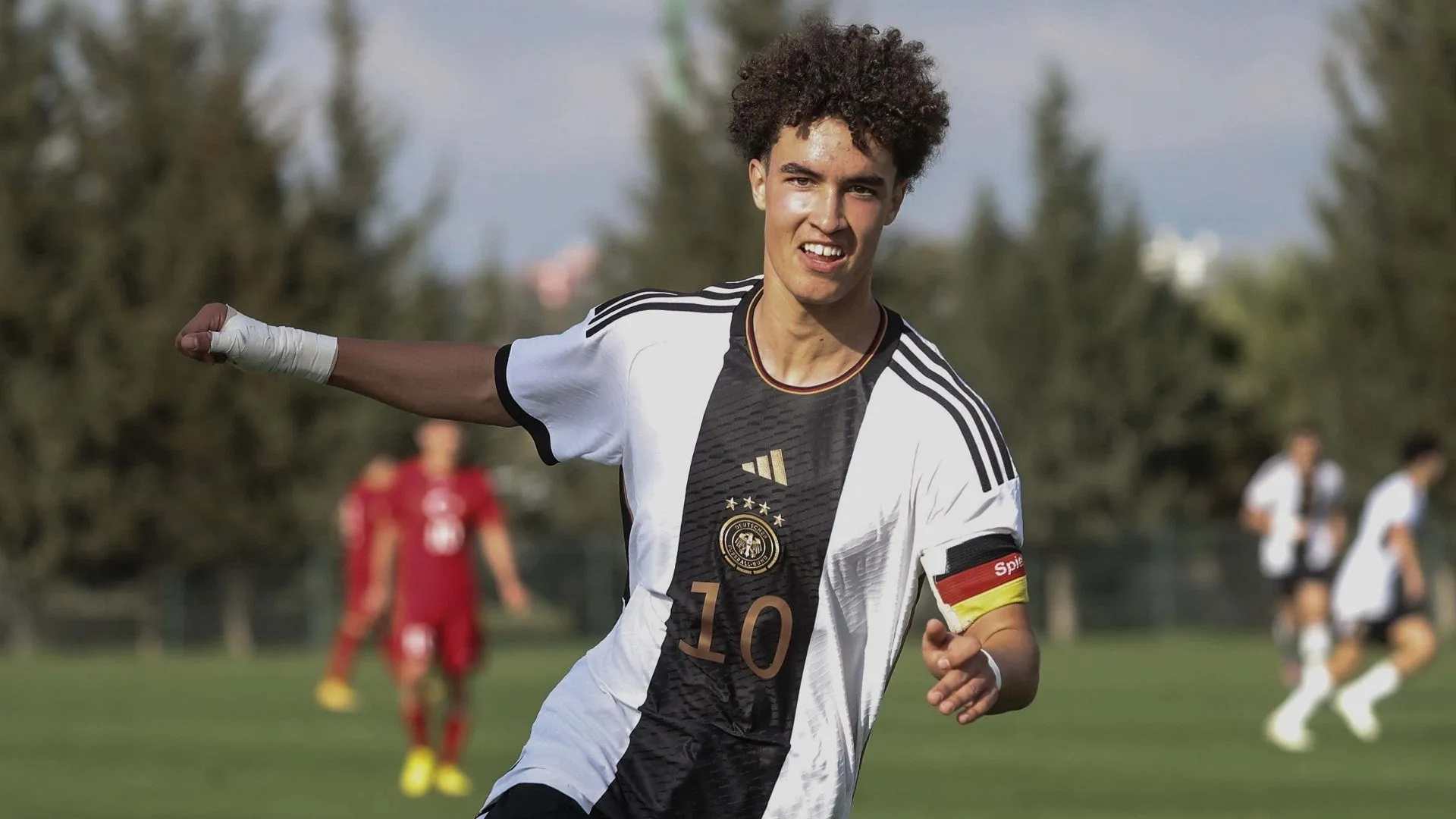 Barcelona agree €3m deal to sign teen star Noah Darvich tracked by Man City, PSG & Bayern