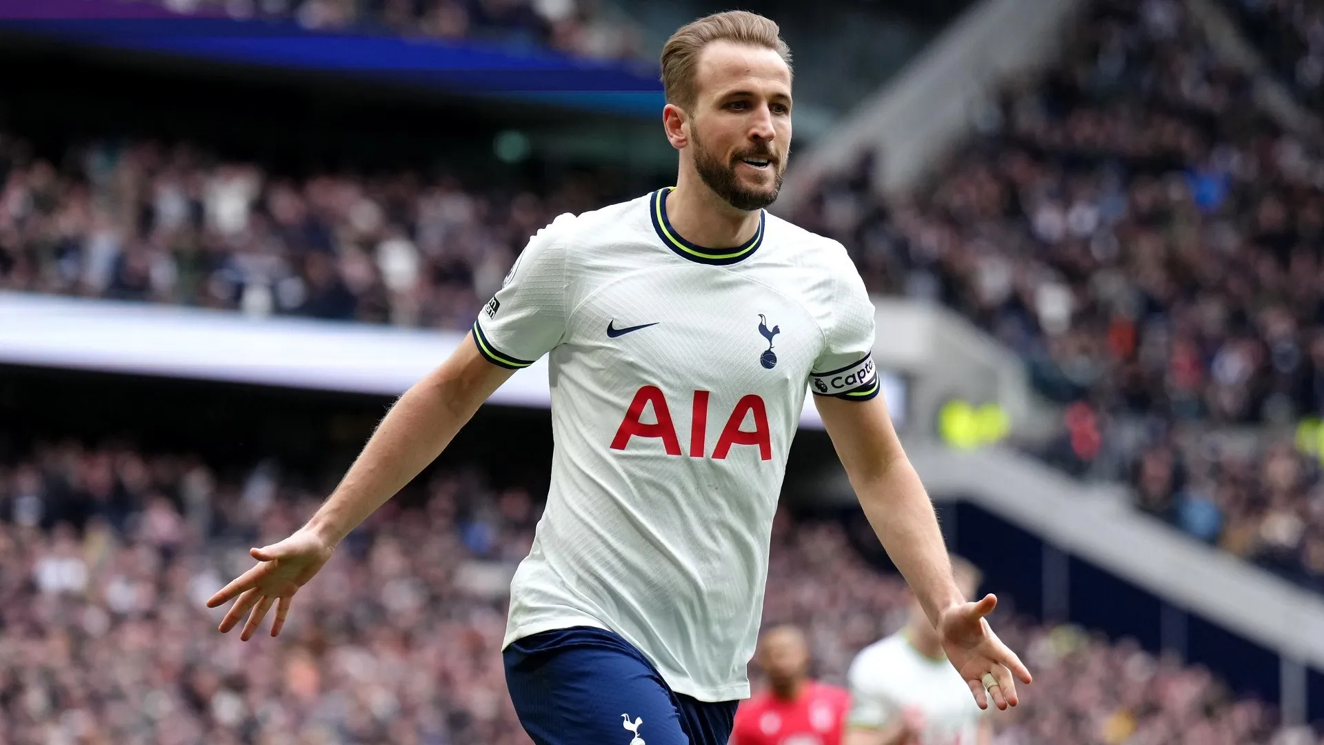 Jetting off! Tottenham ignore Bayern's Harry Kane transfer deadline as Daniel Levy flies out to US