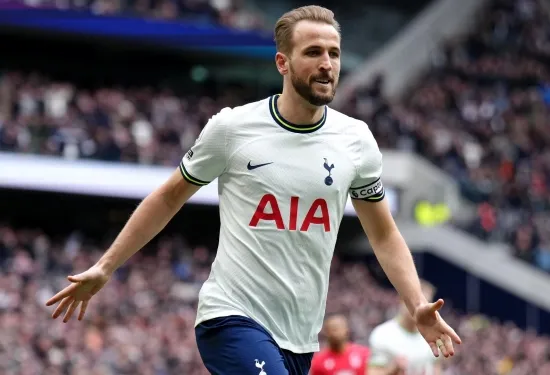 Jetting off! Tottenham ignore Bayern's Harry Kane transfer deadline as Daniel Levy flies out to US