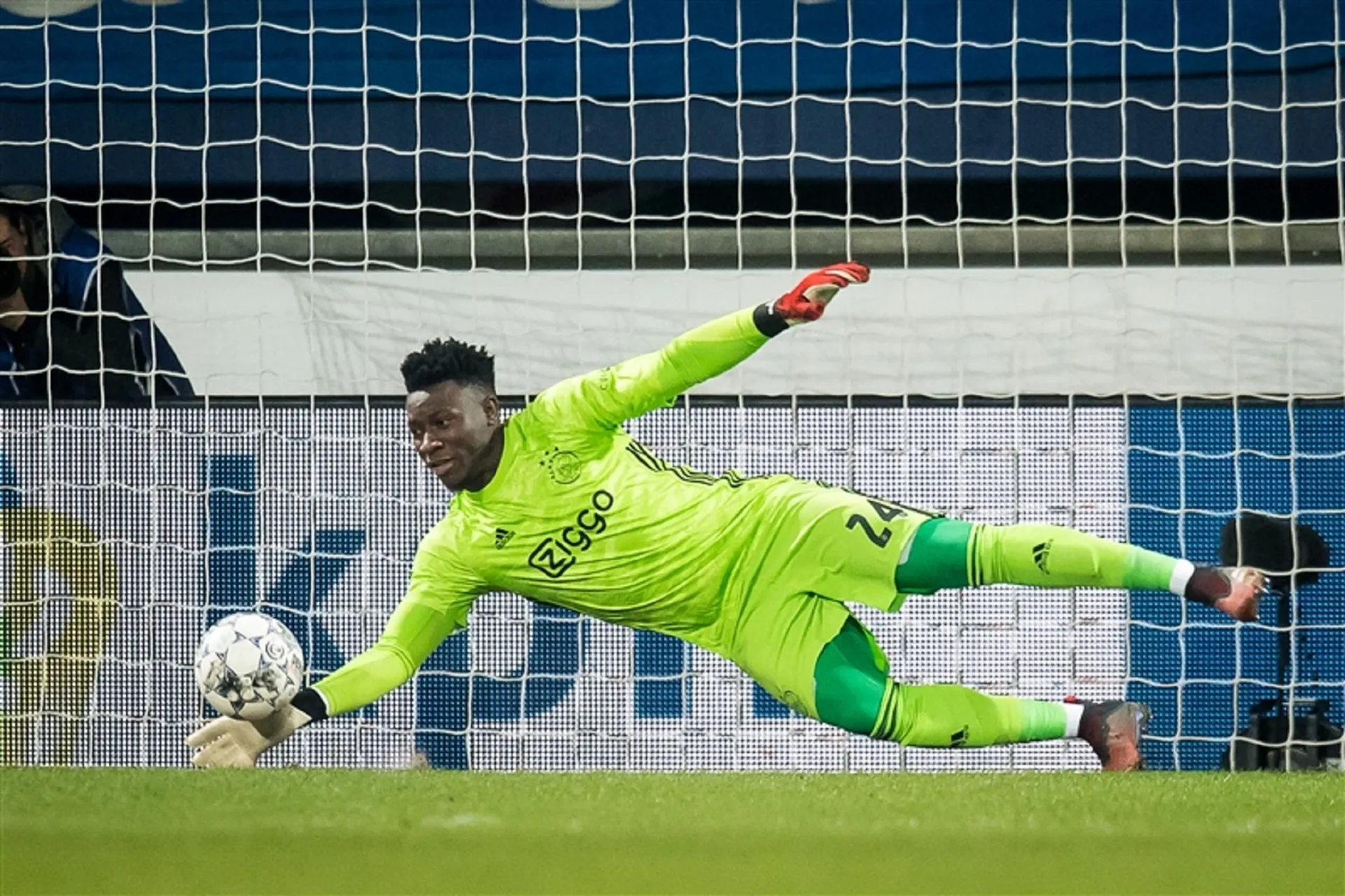 Embarrassment for Andre Onana! Man Utd goalkeeper beaten from halfway line on home debut