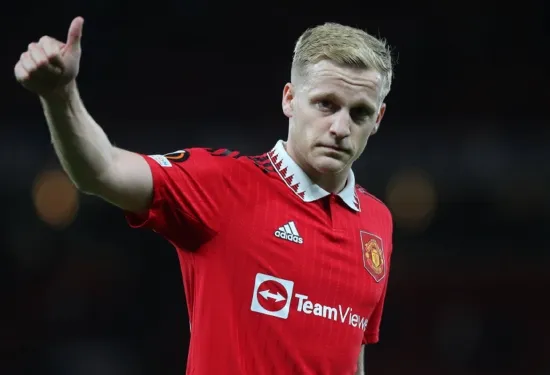 Donny van de Beek could still leave Man Utd: Galatasaray continue loan talks after seeing £1m bid turned down on deadline day