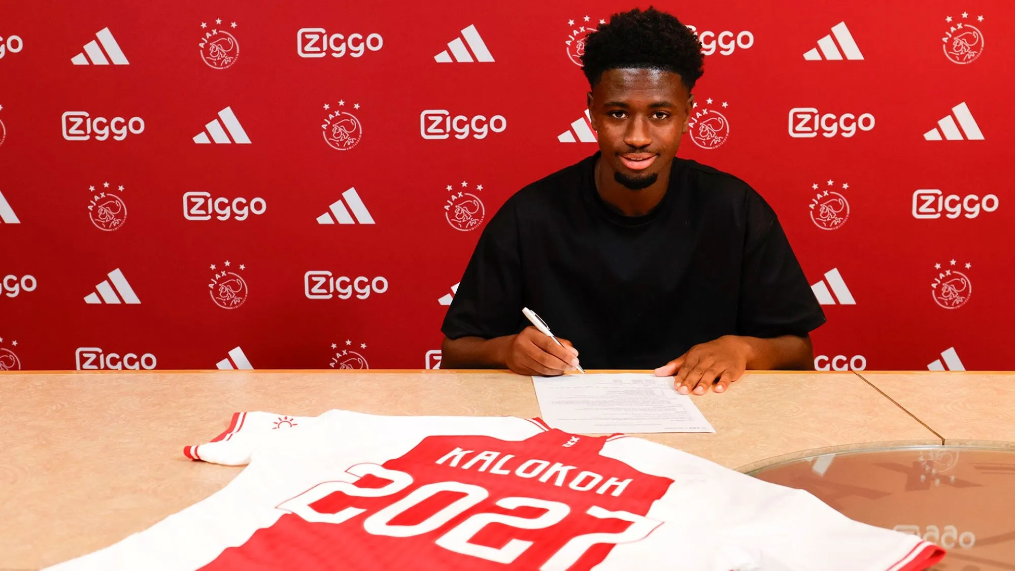 Indonesian Descent Player Officially Signs Contract with Ajax Until 2029